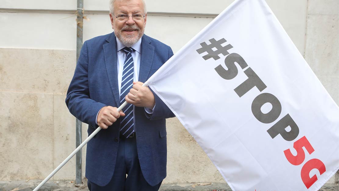 Professor Olle Johansson met #STOP 5G vlag